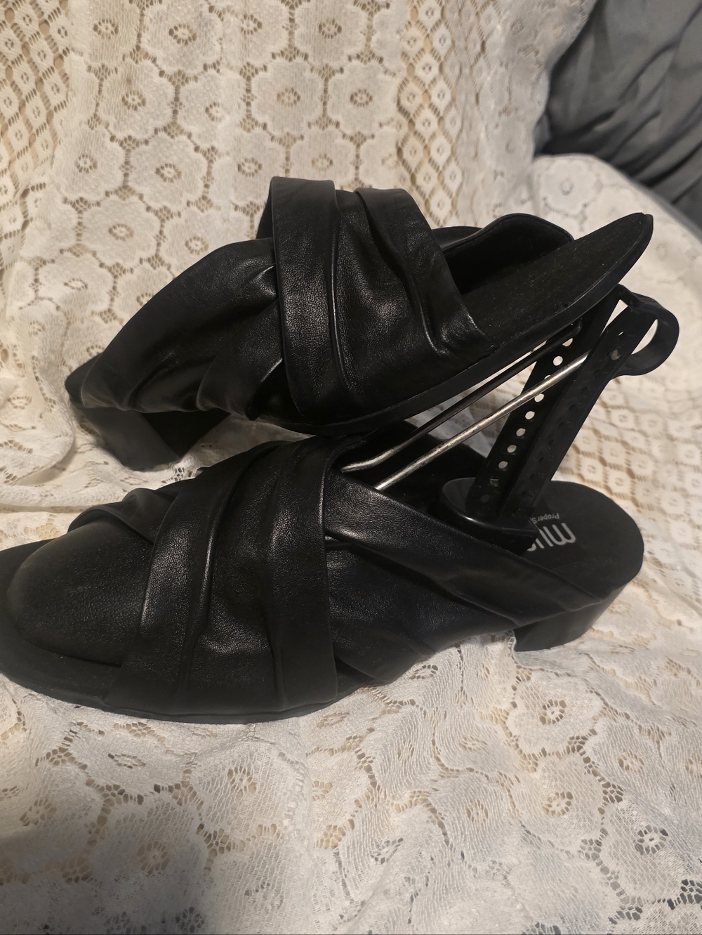 Munro Black Twisted Band Slip-On Mules Soft Lamb Leather!